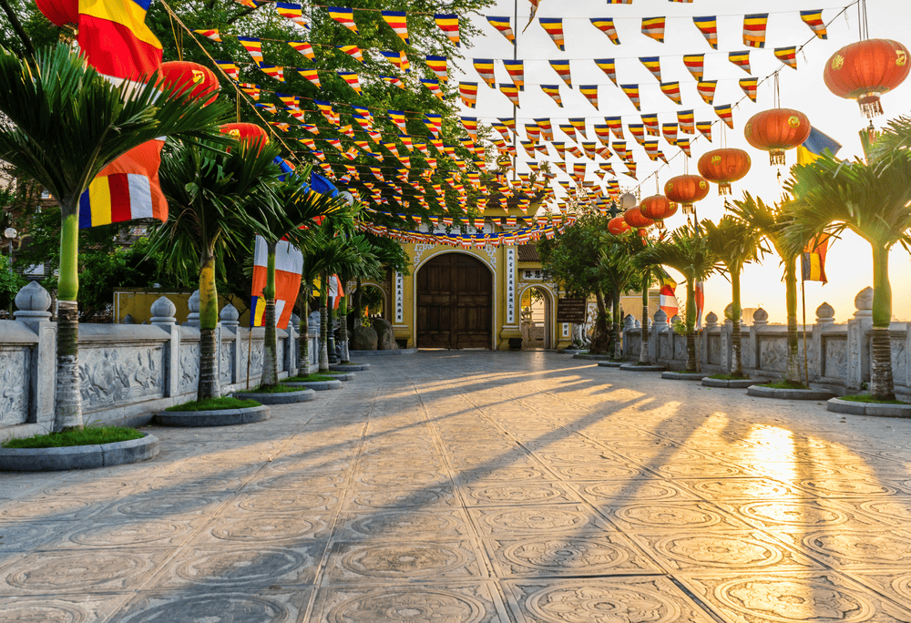 Embrace the serenity of Tran Quoc Pagoda with respectful behaviors, modest attire, and mindful appreciation (Source: Canva)